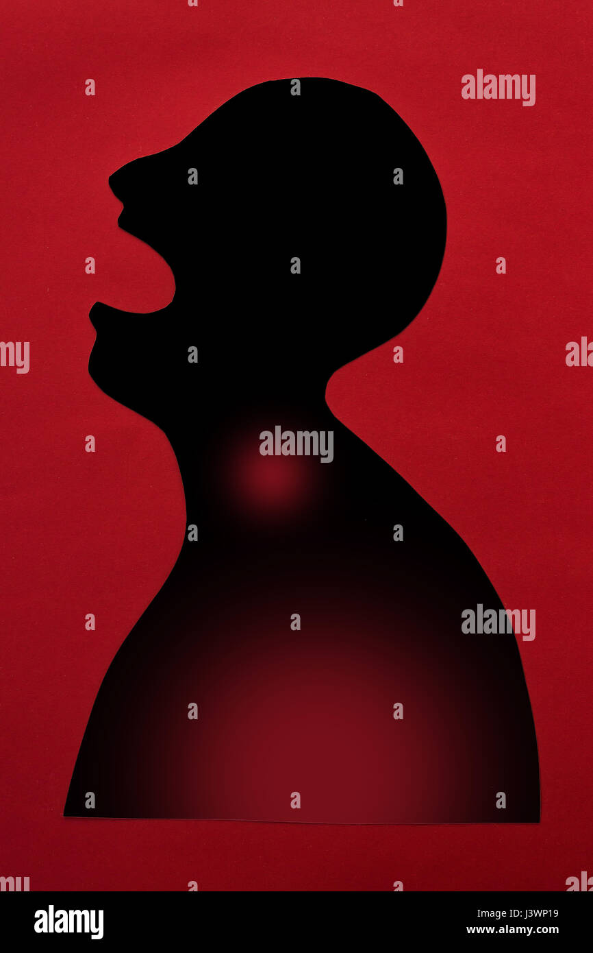 Concept de la maladie et de la douleur sur la silhouette - résumé patient africain avec des maladies infectieuses dans les poumons, le risque de contracter le virus lors d'une bouche ouverte, isolé sur fond rouge, vue du dessus, une télévision. Banque D'Images