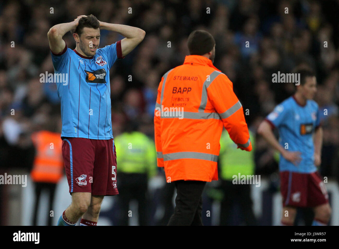 Scunthorpe United's Murray Wallace montre sa tristesse après le coup de sifflet final lors de la Sky Bet demi-finale des séries éliminatoires du championnat, deuxième match aller au parc Glanford, Scunthorpe. Banque D'Images