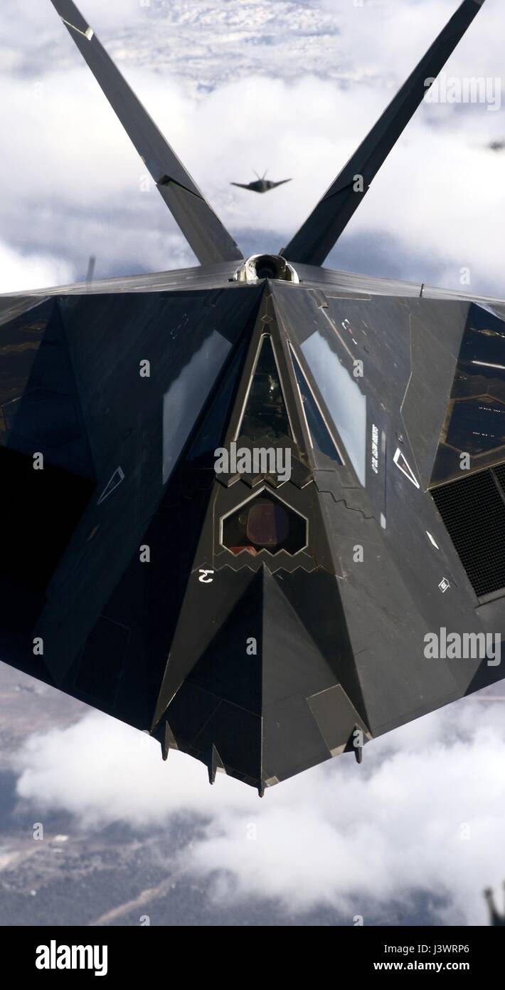 Un USAF F-117A Nighthawk Attaque surprises survole la base aérienne de Holloman 4 mars 2005 près de Alamogordo, Nouveau Mexique. (Photo par Lance Cheung /US Air Force par Planetpix) Banque D'Images