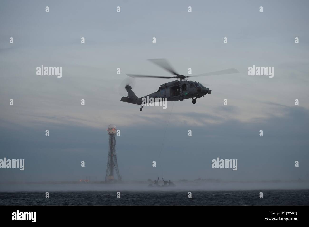 USAF pararescuemen Des soldats effectuent une mission de sauvetage de formation à bord d'un MH-60S de la NSU hélicoptère Seahawk pendant l'exercice Emerald Warrior à Hurlburt Field le 4 mars 2017 près de Mary Esther, en Floride. (Photo de Haley D. Phillips /US Air Force par Planetpix) Banque D'Images