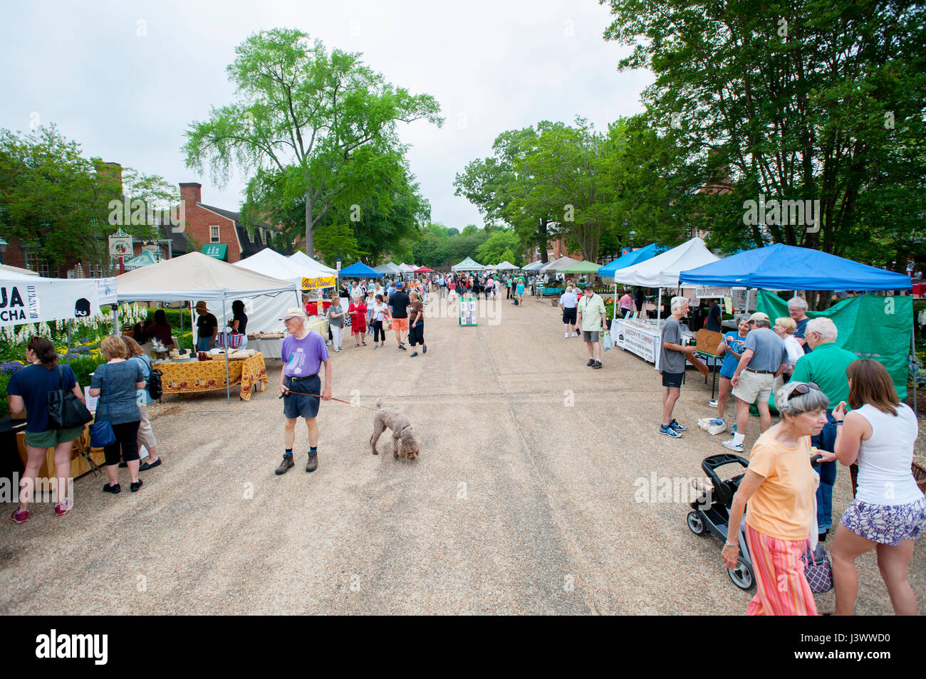 USA Virginia VA Williamsburg Colonial Merchants Square samedi matin sur le marché de l'alimentation de rue Duc de Gloucester et de l'artisanat à vendre Banque D'Images