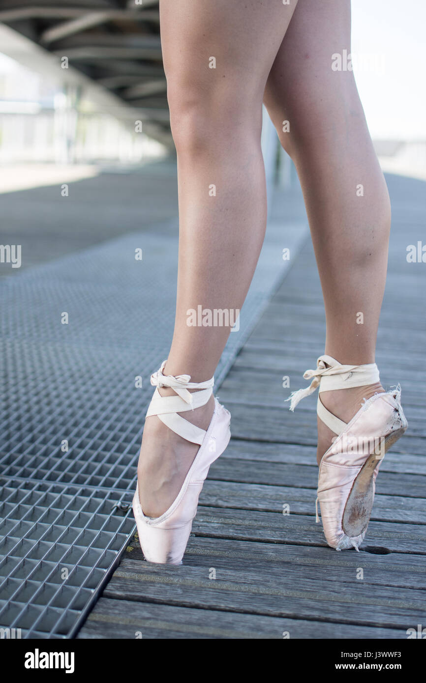 Une ballerine est en préchauffage avec pointes Banque D'Images