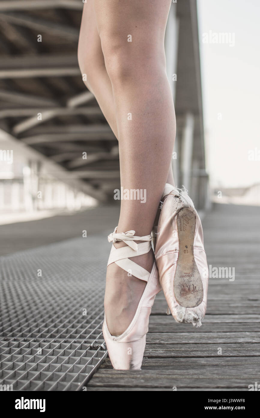 Une ballerine est en préchauffage avec pointes Banque D'Images