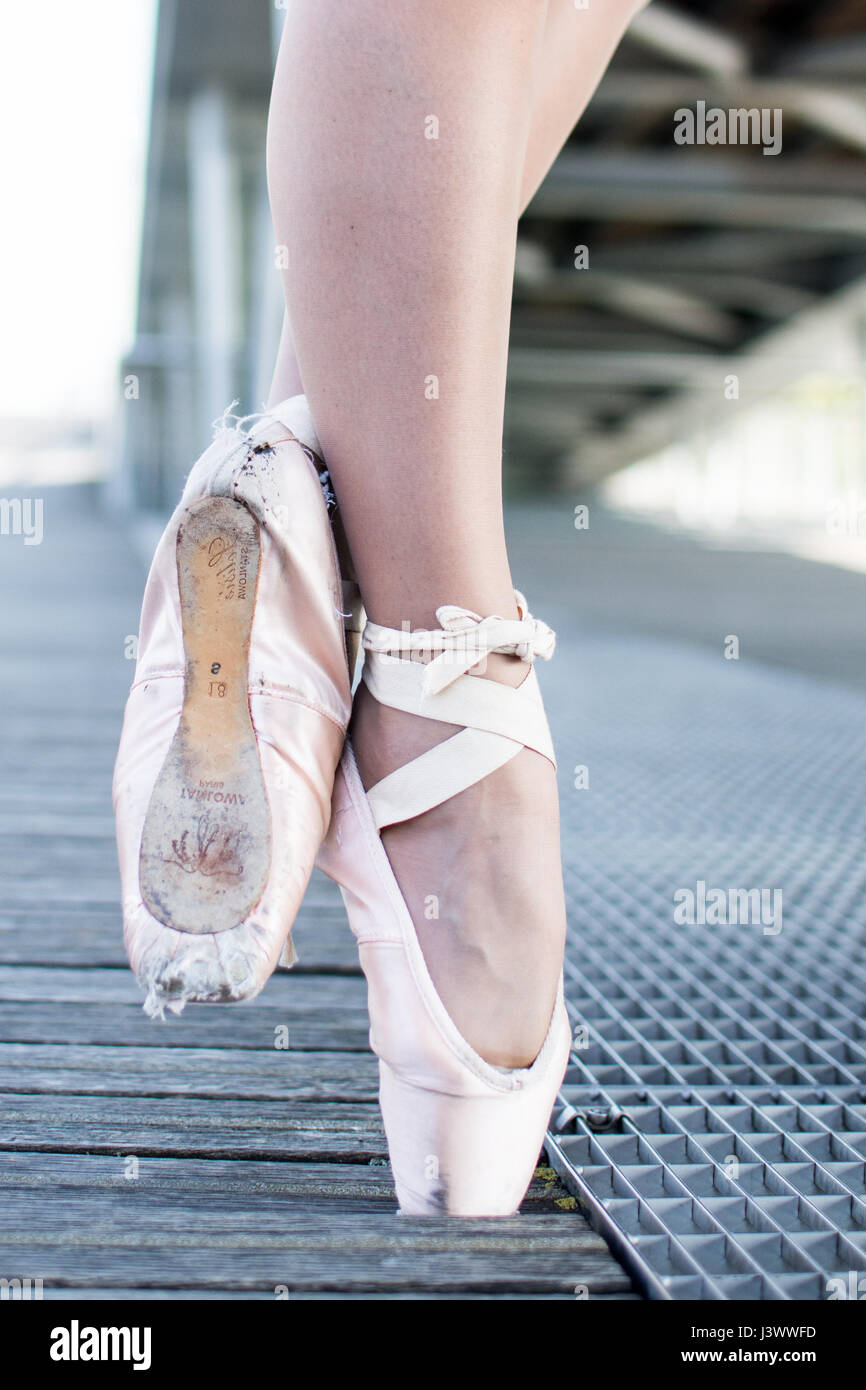 Une ballerine est en préchauffage avec pointes Banque D'Images