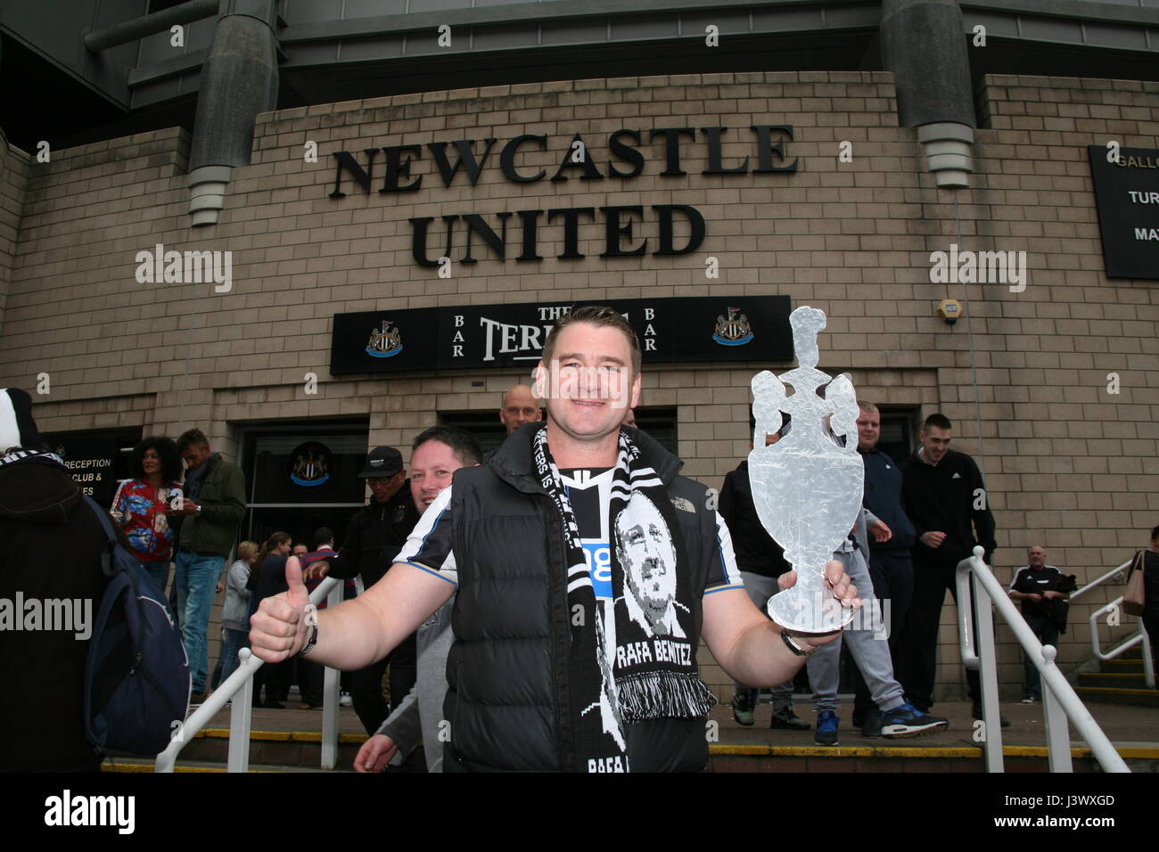Newcastle, Royaume-Uni. 7 mai, 2017. Newcastle United Fans célébrer remportant le championnat de la Ligue en dehors de Sky Bet St James' Park Stadium Crédit : David Whinham/Alamy Live News Banque D'Images