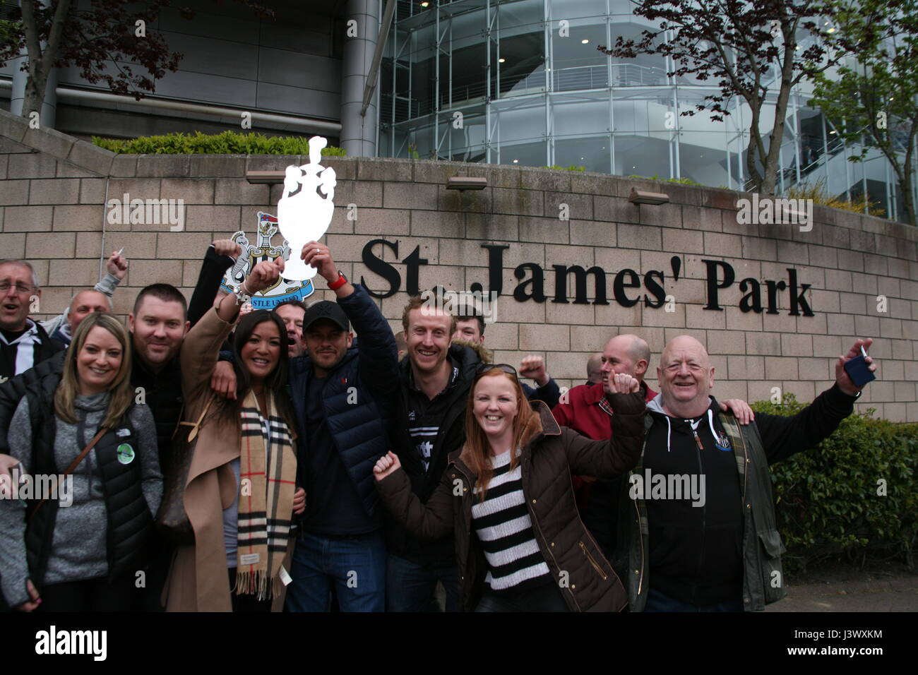 Newcastle, Royaume-Uni. 7 mai, 2017. Newcastle United Fans célébrer remportant le championnat de la Ligue en dehors de Sky Bet St James' Park Stadium Crédit : David Whinham/Alamy Live News Banque D'Images