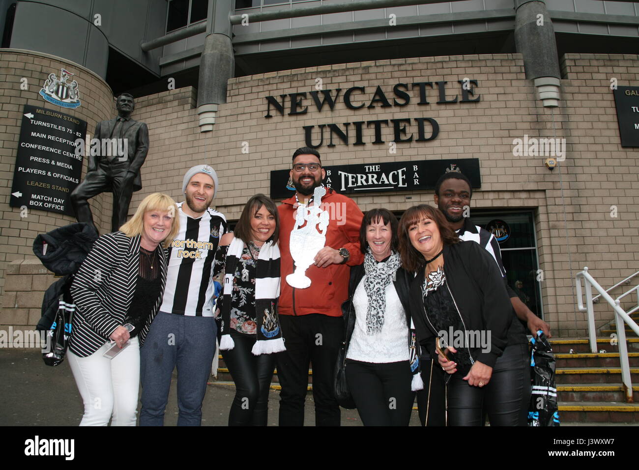Newcastle, Royaume-Uni. 7 mai, 2017. Newcastle United Fans célébrer remportant le championnat de la Ligue en dehors de Sky Bet St James' Park Stadium Crédit : David Whinham/Alamy Live News Banque D'Images