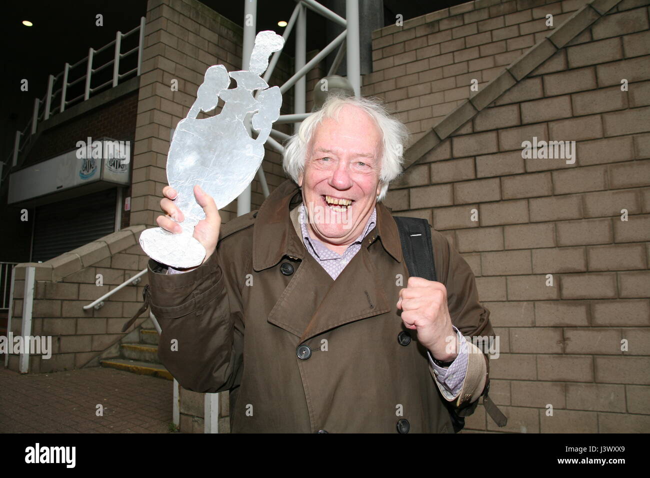Newcastle, Royaume-Uni. 7 mai, 2017. Newcastle United Fans célébrer remportant le championnat de la Ligue en dehors de Sky Bet St James' Park Stadium Crédit : David Whinham/Alamy Live News Banque D'Images