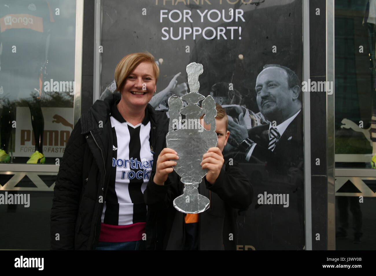 Newcastle, Royaume-Uni. 7 mai, 2017. Newcastle United Fans célébrer remportant le championnat de la Ligue en dehors de Sky Bet St James' Park Stadium Crédit : David Whinham/Alamy Live News Banque D'Images