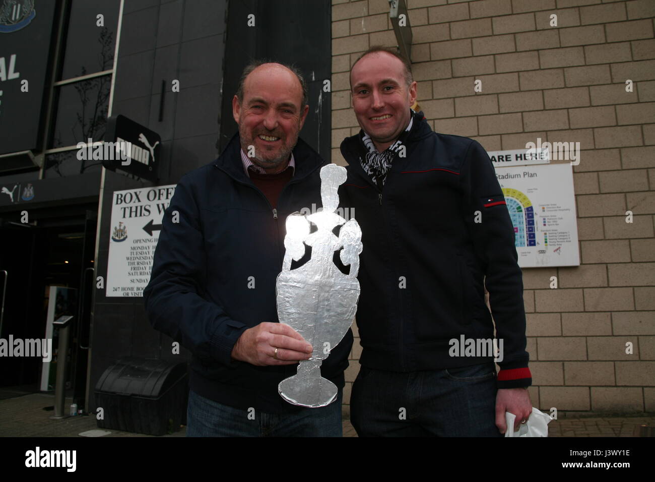 Newcastle, Royaume-Uni. 7 mai, 2017. Newcastle United Fans célébrer remportant le championnat de la Ligue en dehors de Sky Bet St James' Park Stadium Crédit : David Whinham/Alamy Live News Banque D'Images