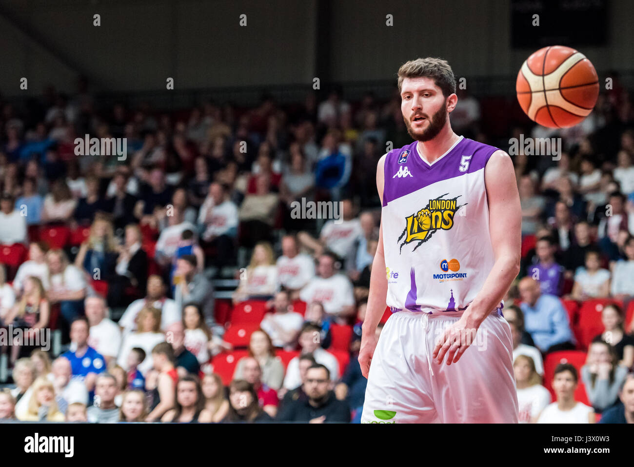 Leicester, Royaume-Uni, 7 mai 2017. La 2e demi-finale du BBL Jambe Leicester Riders vs Lions Londres détenus dans le Leicester Arena, Riders win 72 contre les Lions 55 passer à la finale. Londres Lion's Zac puits (05) rejoindre le jeu. ©pmgimaging/Alamy Live News Banque D'Images