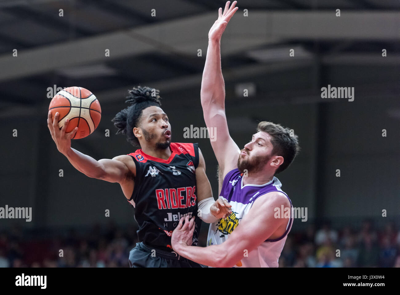 Leicester, Royaume-Uni, 7 mai 2017. La 2e demi-finale du BBL Jambe Leicester Riders vs Lions Londres détenus dans le Leicester Arena, Riders win 72 contre les Lions 55 passer à la finale. Londres Lion's Zac puits (05) défend contre Leicester Riders' Brandon Clark (03). ©pmgimaging/Alamy Live News Banque D'Images