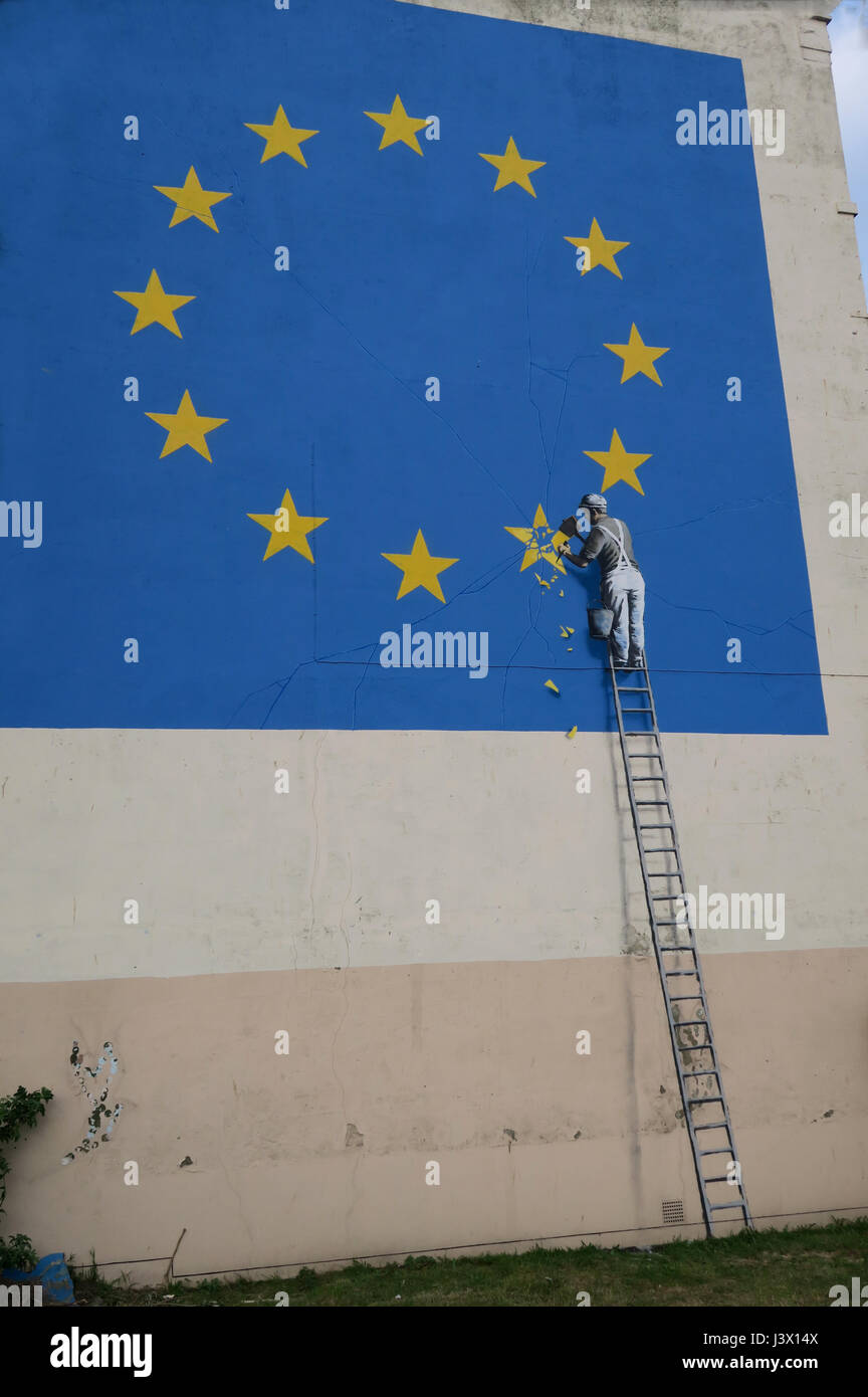 Dover, Royaume-Uni. 7 mai, 2017. Brexit Banksy. Un morceau du street art qui est apparu au cours du week-end 6 mai 2017 dans la région de Dover UK. Affiche une représentation symbolique, par l'artiste Banksy, de Grande-Bretagne briser les liens avec l'Union européenne. Credit : Pics4view/Alamy Live News Banque D'Images