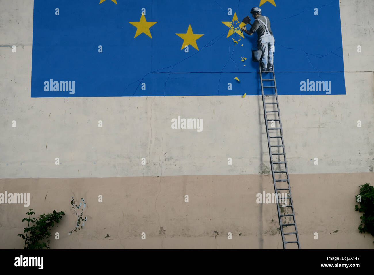 Dover, Royaume-Uni. 7 mai, 2017. Brexit Banksy. Un morceau du street art qui est apparu au cours du week-end 6 mai 2017 dans la région de Dover UK. Affiche une représentation symbolique, par l'artiste Banksy, de Grande-Bretagne briser les liens avec l'Union européenne. Credit : Pics4view/Alamy Live News Banque D'Images