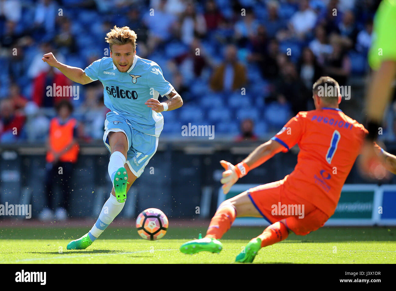 Italie, Rome, 7 mai 2017 : Ciro immobile le score durant le match de foot du GED Seria un italien entre S.S. Lazio vs U.c. La Sampdoria au Stade olympique à Rome le 7 mai 2017. Banque D'Images