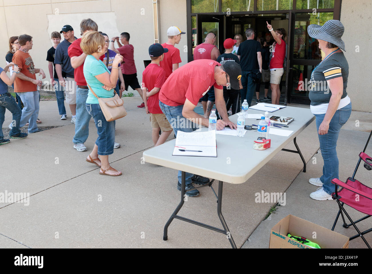 Fort Madison, Iowa, États-Unis. 7 mai, 2017. Plus de 5 000 visiteurs ont fait la queue pendant trois heures ou plus pour visiter l'ancien pénitencier d'état de l'Iowa historique de Fort Madison. La plus vieille prison à l'ouest de la rivière Mississippi, il a été ouvert en 1836 et a été récemment fermé quand une nouvelle prison a été construite. Credit : Keith Turrill/Alamy Live News Banque D'Images