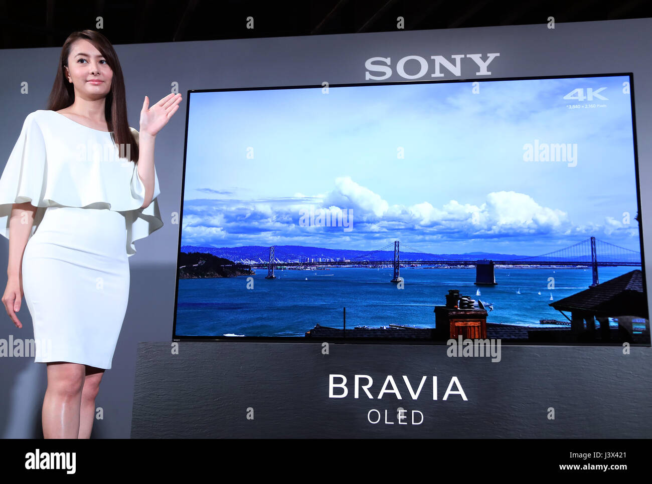 Tokyo, Japon. 8 mai, 2017. Affiche un modèle géant de l'électronique  japonais Sony a diodes électroluminescentes organiques (OLED) téléviseur  Bravia 'A1' à la salle d'exposition de Sony à Tokyo le Lundi, Mai