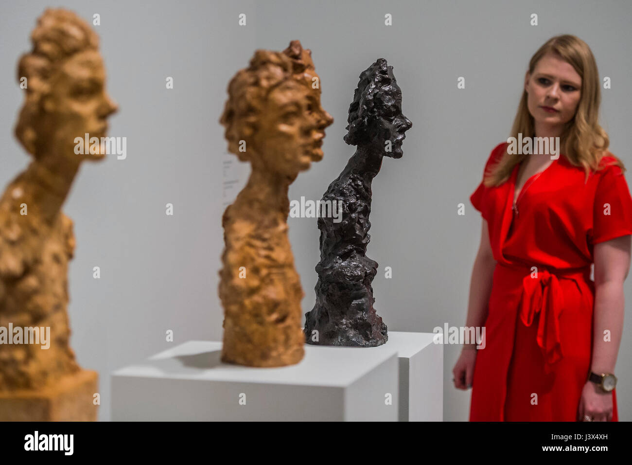 Londres, Royaume-Uni. 8 mai, 2017. Buste d'Annette (Divers) - the UK's première grande rétrospective d'Alberto Giacometti (1901-1966) pendant 20 ans. Célébré comme un sculpteur, peintre et dessinateur, il est célèbre pour ses figures allongées distinctif. Avec l'aide de la Fondation Alberto et Annette Giacometti, Paris, Tate Modern's exposition réunit plus de 250 œuvres. Alberto Giacometti est à la Tate Modern du 10 mai au 10 septembre 2017 Credit : Guy Bell/Alamy Live News Banque D'Images