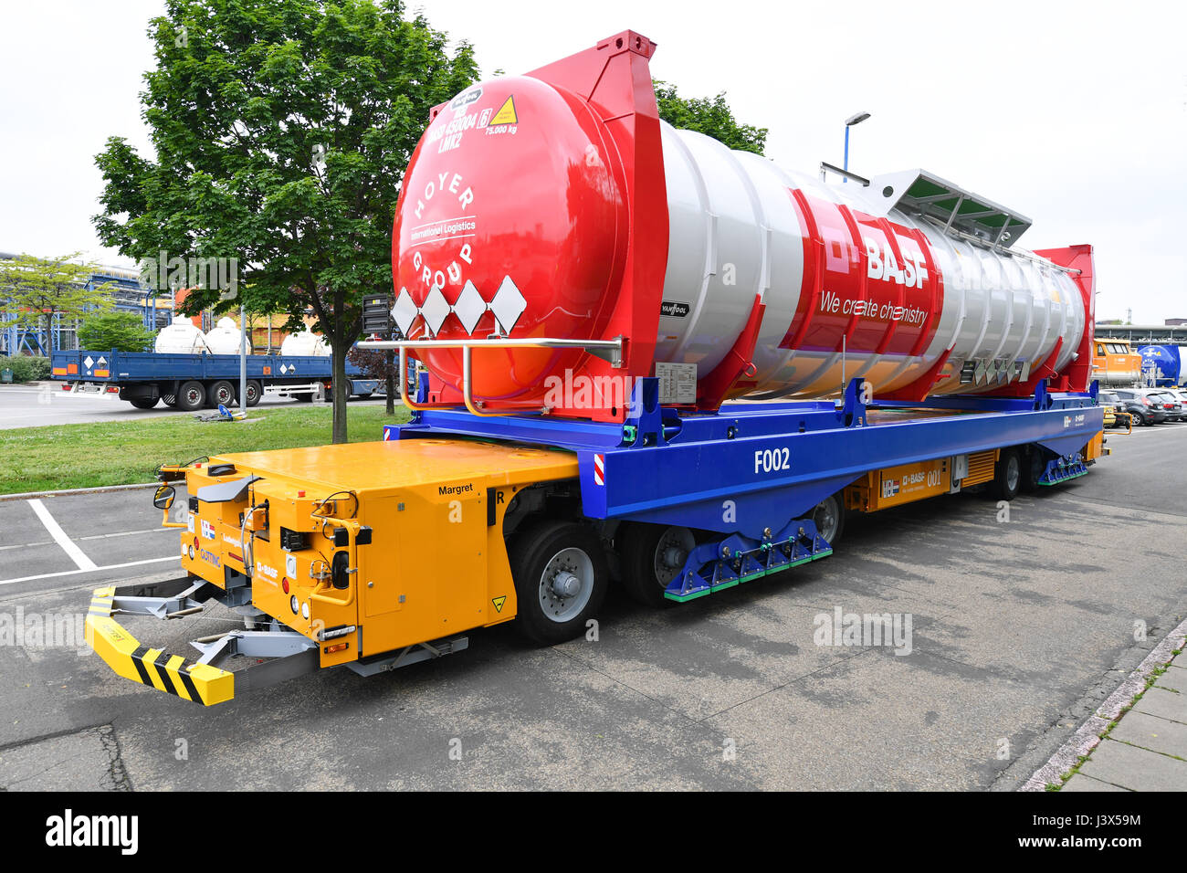 Ludwigshafen, Allemagne. 8 mai, 2017. Un système entièrement automatisé, l'auto-conduite camion avec une remorque citerne en opération sur le terrain de l'entreprise chimique allemande BAMF's locaux à Ludwigshafen, Allemagne, le 8 mai 2017. La compagnie vise à rationaliser sa logistique en termes d'efficacité et de coût. Photo : Uwe Anspach/dpa/Alamy Live News Banque D'Images