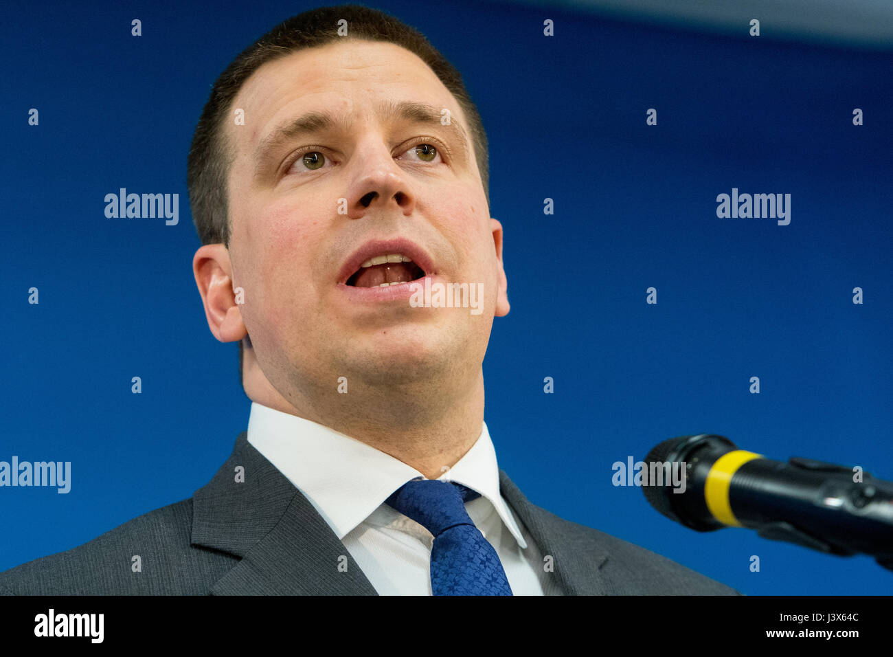 Tallinn, Estonie, 8 mai 2017. Premier Ministre de l'Estonie Juri Ratas adresses les médias après qu'il a rencontré le Premier Ministre de Pologne Beata Szydlo, Premier Ministre de Lettonie Maris Kucinskisand Premier Ministre de Lituanie Saulius Skvernelis à Tallinn. Les thèmes de la réunion ont été la sécurité régionale, la communauté de l'énergie, transports en commun et l'avenir de l'Union européenne. Crédit : Nicolas Bouvy/Alamy Live News Banque D'Images