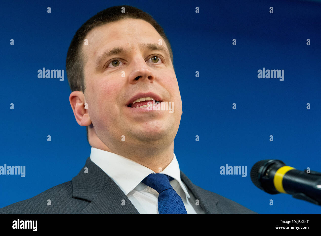 Tallinn, Estonie, 8 mai 2017. Premier Ministre de l'Estonie Juri Ratas adresses les médias après qu'il a rencontré le Premier Ministre de Pologne Beata Szydlo, Premier Ministre de Lettonie Maris Kucinskisand Premier Ministre de Lituanie Saulius Skvernelis à Tallinn. Les thèmes de la réunion ont été la sécurité régionale, la communauté de l'énergie, transports en commun et l'avenir de l'Union européenne. Crédit : Nicolas Bouvy/Alamy Live News Banque D'Images