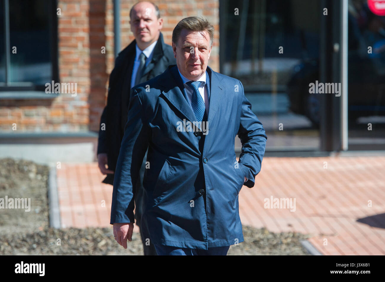 Tallinn, Estonie, 8 mai 2017. Premier Ministre de la Lettonie Maris Kucinskis arrive à une réunion avec ses homologues des pays baltes et de la Pologne. Premier Ministre de l'Estonie Juri Ratas, Premier Ministre de Lettonie Maris Kucinskis, Premier Ministre de la Lituanie Saulius Skvernelis et premier ministre de Pologne Beata Szydlo répondre à Tallinn d'aujourd'hui. Les thèmes de la réunion ont été la sécurité régionale, la communauté de l'énergie, transports en commun et l'avenir de l'Union européenne. Crédit : Nicolas Bouvy/Alamy Live News Banque D'Images