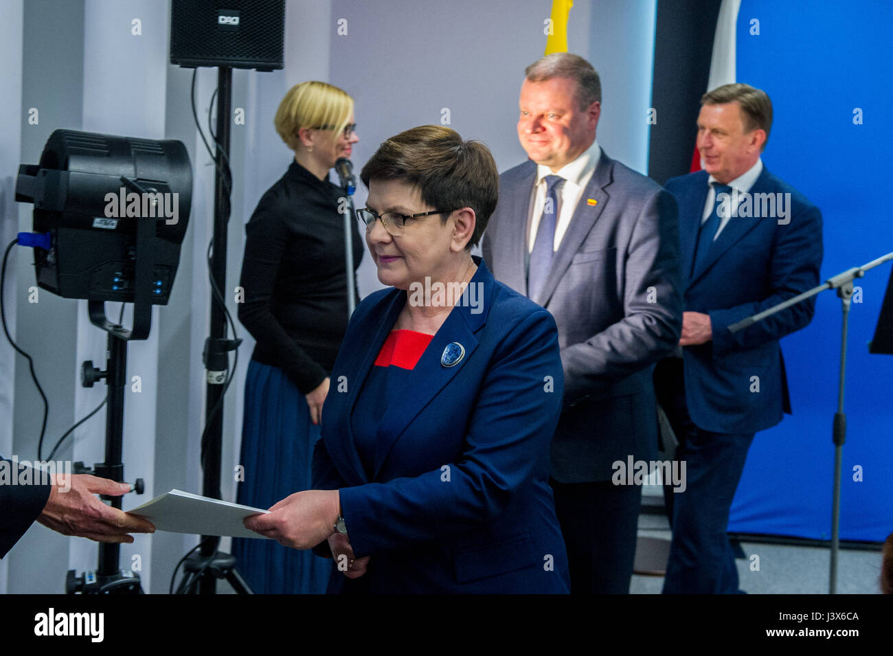 Tallinn, Estonie, 8 mai 2017. Premier Ministre de l'Estonie Juri Ratas (pas sur la photo), premier ministre de Lettonie Maris Kucinskis (R), premier ministre de la Lituanie Saulius Skvernelis (2e R) et premier ministre de Pologne Beata Szydlo(2L) quitter une conférence de presse après leur rencontre à Tallinn. Les thèmes de la réunion ont été la sécurité régionale, la communauté de l'énergie, transports en commun et l'avenir de l'Union européenne. Crédit : Nicolas Bouvy/Alamy Live News Banque D'Images