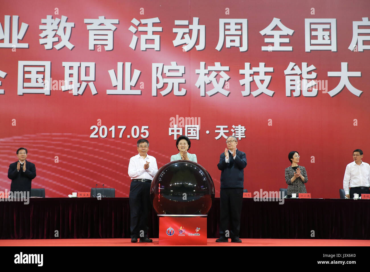 Tianjin. 8 mai, 2017. Le vice-Premier ministre chinois Liu Yandong (C) avant de lancer la formation professionnelle National 2017 Les élèves de la formation professionnelle dans le nord de la Chine, la municipalité de Tianjin, le 8 mai 2017. Credit : Cao Peut/Xinhua/Alamy Live News Banque D'Images