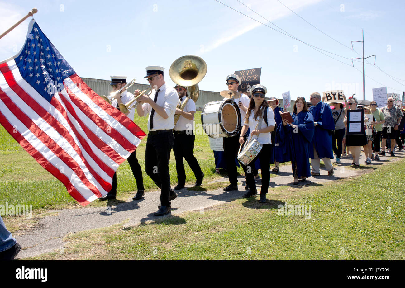 New Orleans, LA, USA. 8 mai, 2017. Funérailles de jazz et plus de manifestants révisions affordable care act, New Orleans, LA, USA le 8 mai 2017. Credit : Ninette Maumus/Alamy Live News Banque D'Images