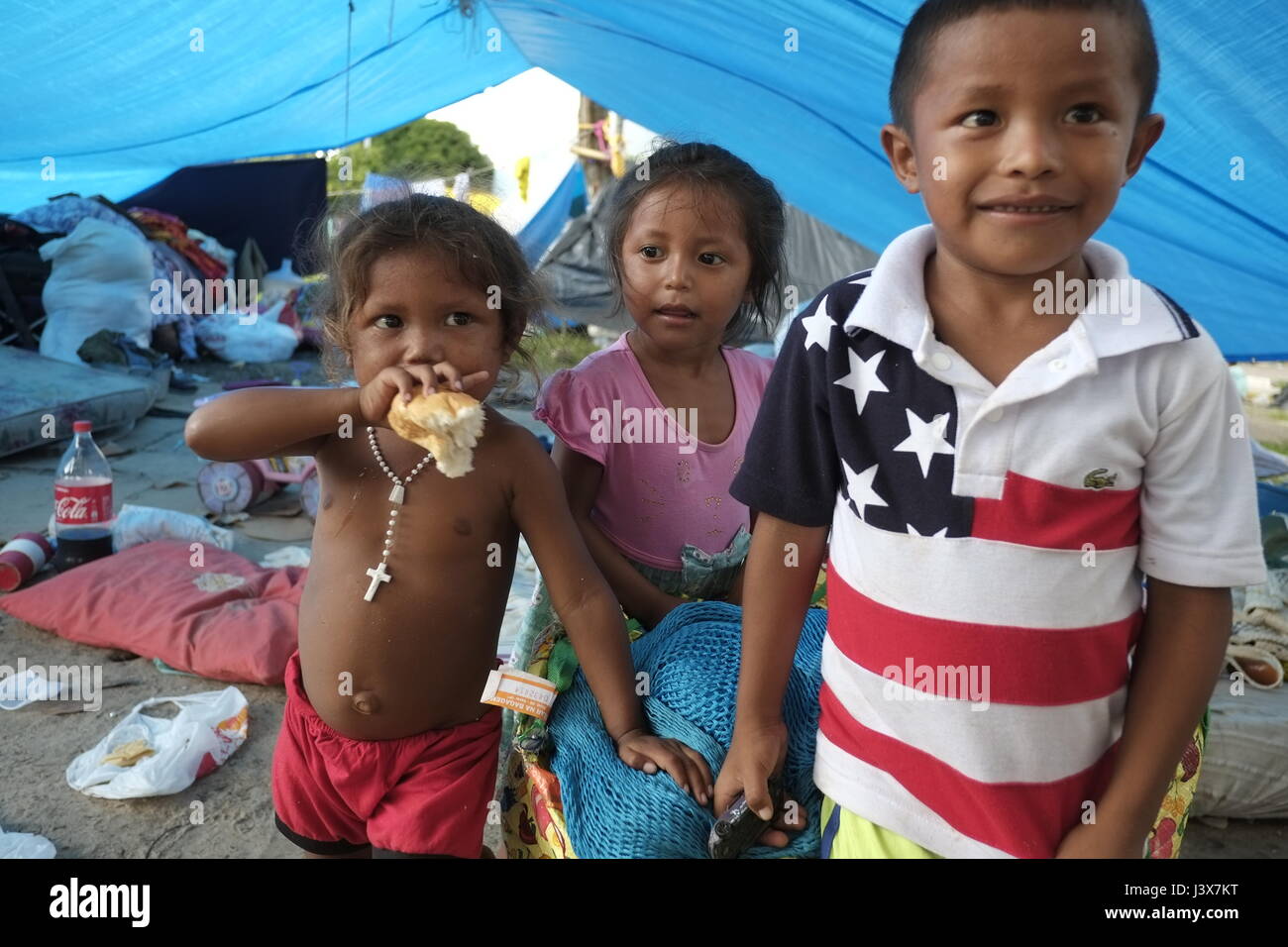 Manaus, 05/08/2017 - AM - environ 30 familles Warao du Venezuela campé sous le viaduc de fleurs près de la gare routière de Manaus dans la région Central-South, la plupart d'entre eux vivent dans l'artisanat, mais ce qui attire l'attention est dont la moitié sont des enfants et adolescents. Les Indiens Warao ont fui vers le Brésil depuis 2014, lorsque la crise économique et politique au Venezuela est aggravée, entraînant un manque de nourriture, l'hygiène personnelle, des médicaments, des soins médicaux et de l'énergie pour la population. (Photo : Danilo Mello) Banque D'Images