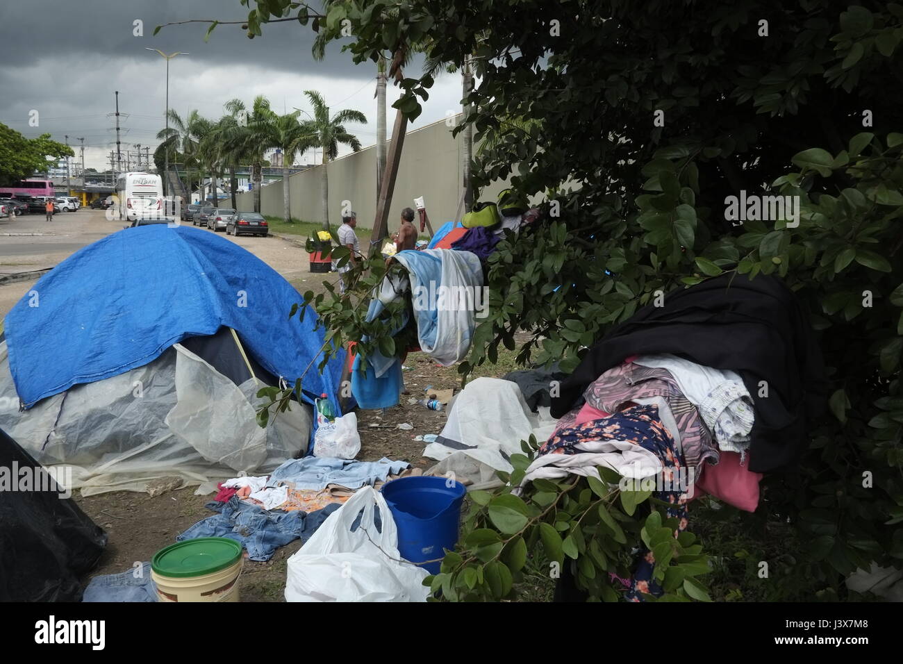 Manaus, 05/08/2017 - AM - environ 30 familles Warao du Venezuela campé sous le viaduc de fleurs près de la gare routière de Manaus dans la région Central-South, la plupart d'entre eux vivent dans l'artisanat, mais ce qui attire l'attention est dont la moitié sont des enfants et adolescents. Les Indiens Warao ont fui vers le Brésil depuis 2014, lorsque la crise économique et politique au Venezuela est aggravée, entraînant un manque de nourriture, l'hygiène personnelle, des médicaments, des soins médicaux et de l'énergie pour la population. (Photo : Danilo Mello) Banque D'Images