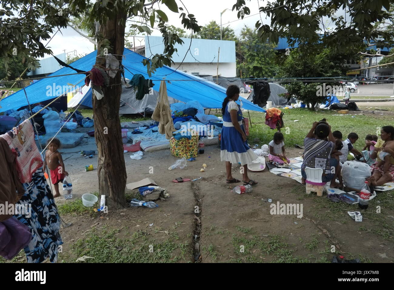 Manaus, 05/08/2017 - AM - environ 30 familles Warao du Venezuela campé sous le viaduc de fleurs près de la gare routière de Manaus dans la région Central-South, la plupart d'entre eux vivent dans l'artisanat, mais ce qui attire l'attention est dont la moitié sont des enfants et adolescents. Les Indiens Warao ont fui vers le Brésil depuis 2014, lorsque la crise économique et politique au Venezuela est aggravée, entraînant un manque de nourriture, l'hygiène personnelle, des médicaments, des soins médicaux et de l'énergie pour la population. (Photo : Danilo Mello) Banque D'Images