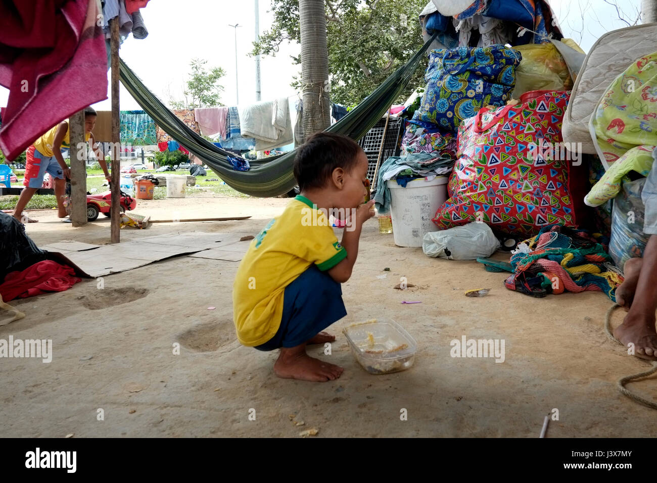 Manaus, 05/08/2017 - AM - environ 30 familles Warao du Venezuela campé sous le viaduc de fleurs près de la gare routière de Manaus dans la région Central-South, la plupart d'entre eux vivent dans l'artisanat, mais ce qui attire l'attention est dont la moitié sont des enfants et adolescents. Les Indiens Warao ont fui vers le Brésil depuis 2014, lorsque la crise économique et politique au Venezuela est aggravée, entraînant un manque de nourriture, l'hygiène personnelle, des médicaments, des soins médicaux et de l'énergie pour la population. (Photo : Danilo Mello) Banque D'Images