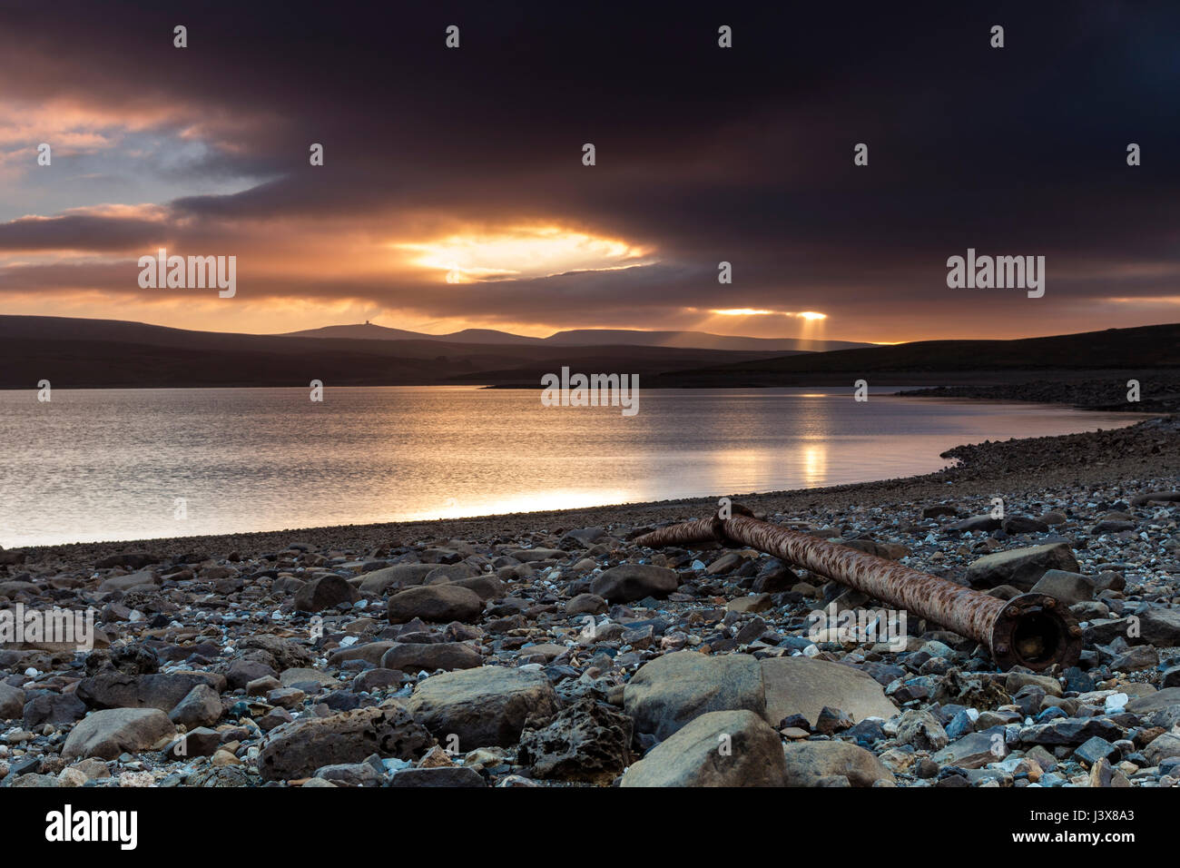 Réservoir vert vache, Upper Teesdale, comté de Durham au Royaume-Uni. Lundi 8 mai 2017. Météo britannique. Un spectaculaire coucher de soleil sur la croix avec réservoir vert vache est tombé et la Dun Fells éclairée par des rayons crépusculaires comme le temps sec se poursuit dans le Nord de l'Angleterre. Les niveaux d'eau dans le réservoir vert vache ont maintenant baissé suffisamment bas pour exposer certains des domaines passé industriel, qui a disparu sous l'eau comme le réservoir a commencé à remplir en 1971. Crédit : David Forster/Alamy Live News Banque D'Images
