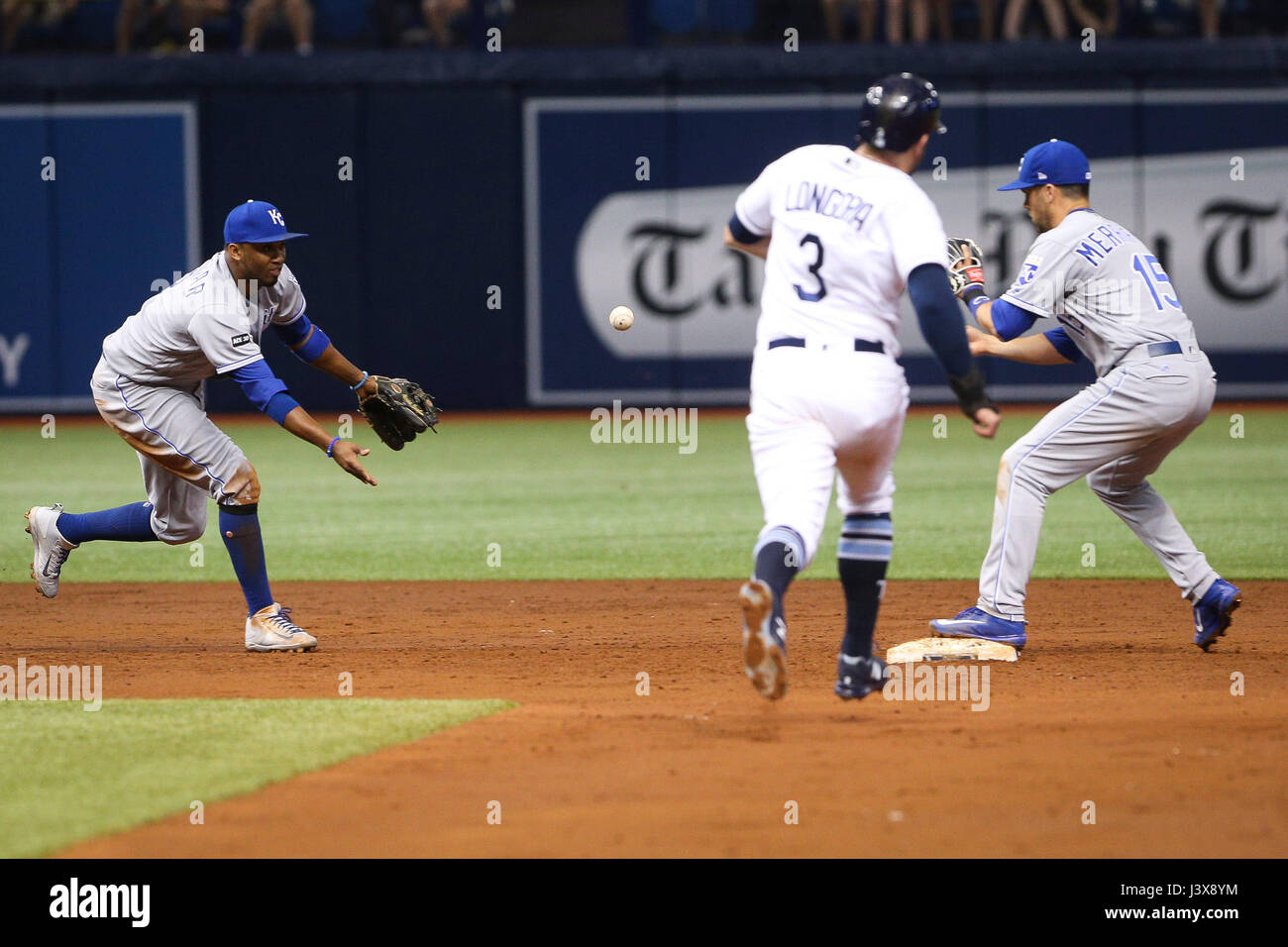 Saint Petersburg, Florida, USA. 8 mai, 2017. Vous VRAGOVIC | fois.Rays de Tampa Bay de troisième but Evan Longoria (3) chassés comme voltigeur de droite Steven Souza Jr. (20) mise à la masse dans le double jeu pour mettre fin à la troisième manche du match entre les Royals de Kansas City et les Rays de Tampa Bay au Tropicana Field à Saint-Pétersbourg, en Floride, le lundi 8 mai, 2017. Credit : Vragovic/Tampa Bay Times/ZUMA/Alamy Fil Live News Banque D'Images