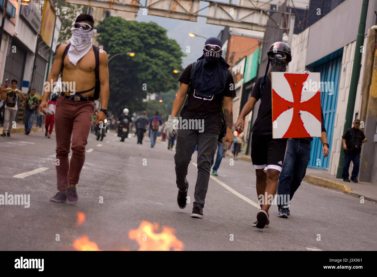 Caracas, Venezuela, 8 mai 2017. trois manifestants avec leurs visages couverts à pied dans une rue pour protester contre le gouvernement de Nicolas maduro. agustin garcia/Alamy live news Banque D'Images