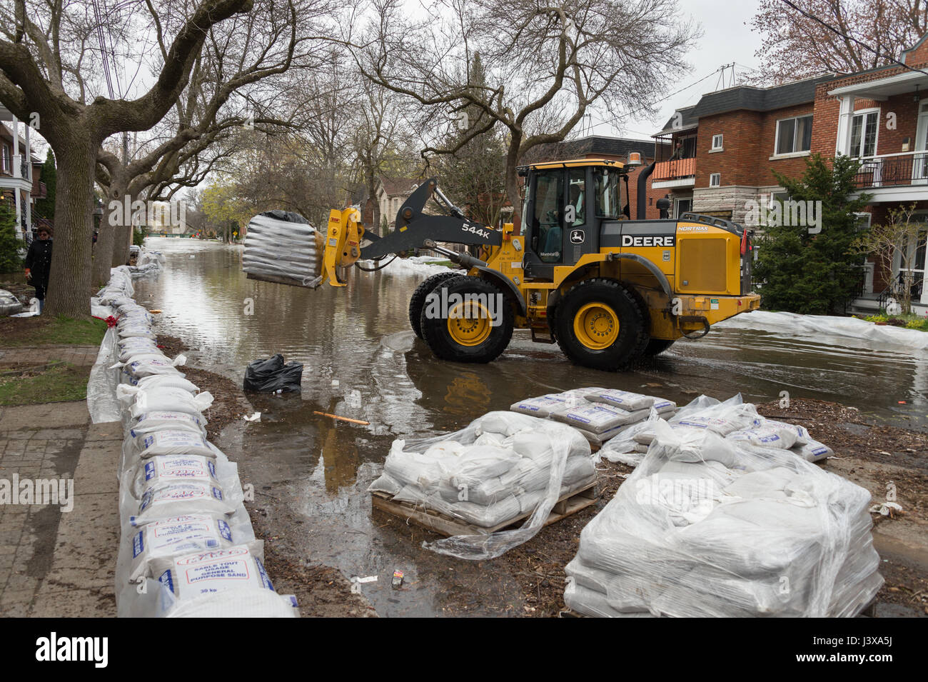 Montréal, Canada. 8 mai, 2017. Carterpillar chariot porte sacs sur Cousineau Street dans le quartier de Cartierville. Crédit : Marc Bruxelles/Alamy Live News Banque D'Images