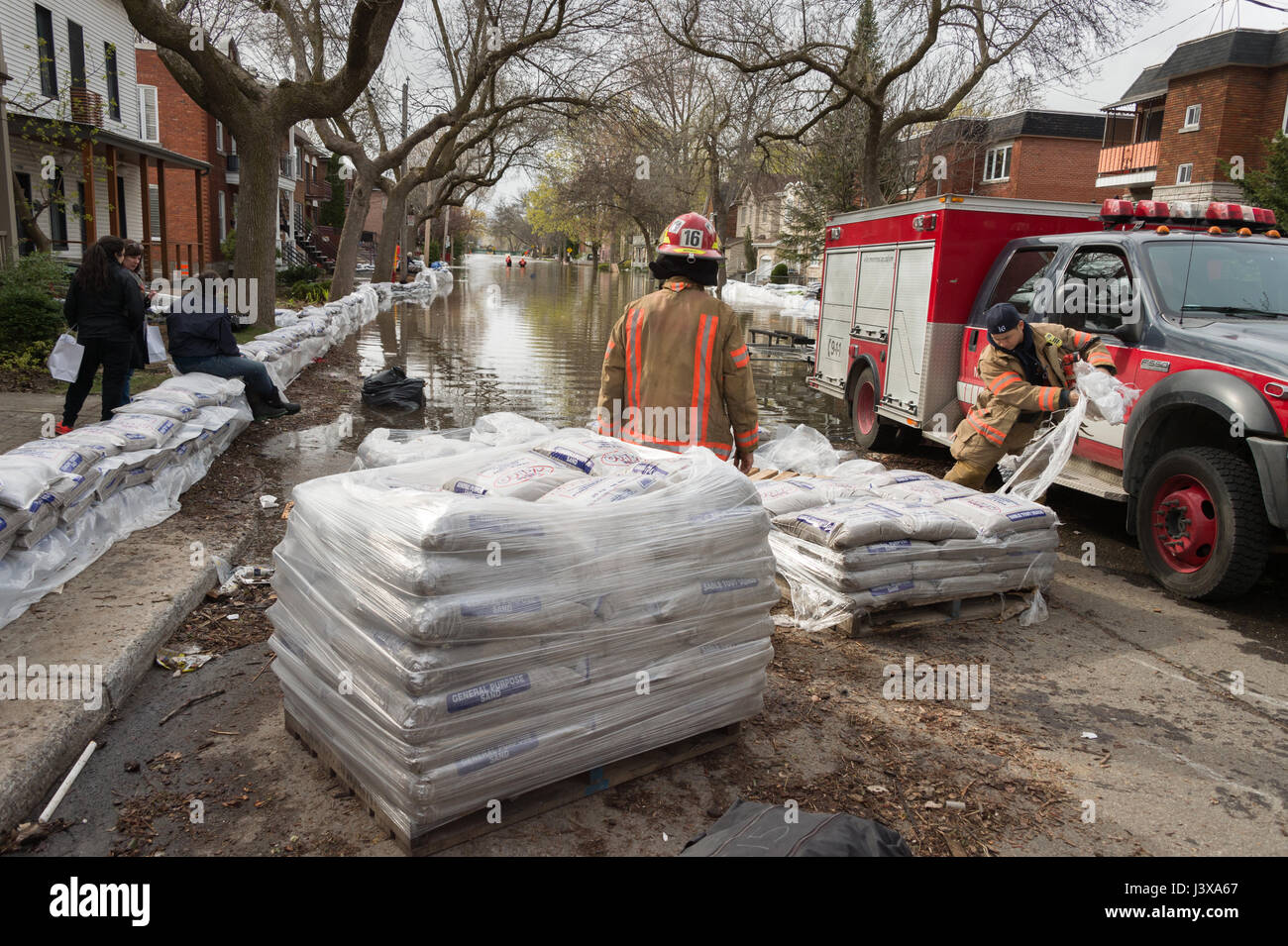 Montréal, Canada. 8 mai, 2017. Déballage des sacs de pompiers qu'inondations hits Cousineau street Crédit : Marc Bruxelles/Alamy Live News Banque D'Images