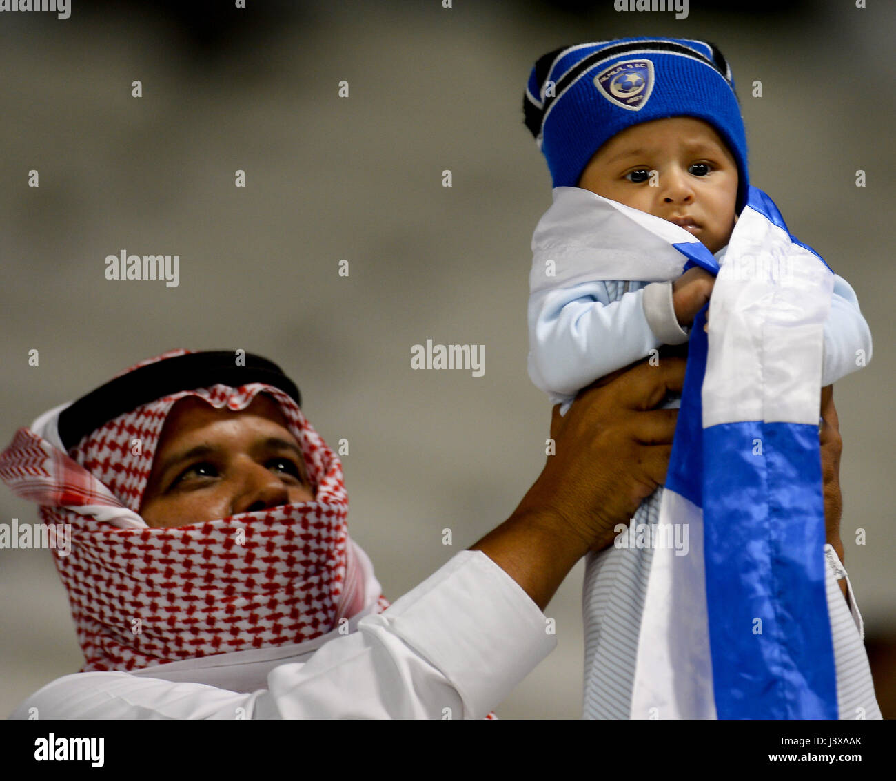 Doha Qatar 8 Mai 17 Un Fan De Al Hilal Est Titulaire D Un Bebe Pour Celebrer Apres L Asie De L Afc Champions League Groupe D Match Entre Le Qatar Et L Arabie Saoudite Al Rayyan S