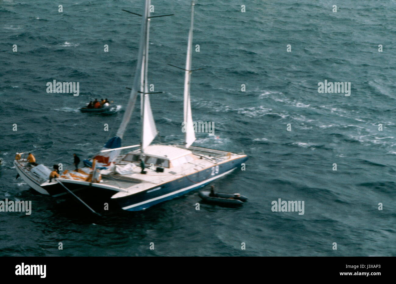 AJAXNETPHOTO. 1978. ST.MALO, FRANCE. - ROUTE DU RHUM - PAUL RICARD EN COLLISION AVEC UN SPECTATEUR DE PLAISANCE AU LARGE DE ST.MALO. PHOTO:AJAX NOUVELLES PHOTOS. REF:60305 3 Banque D'Images