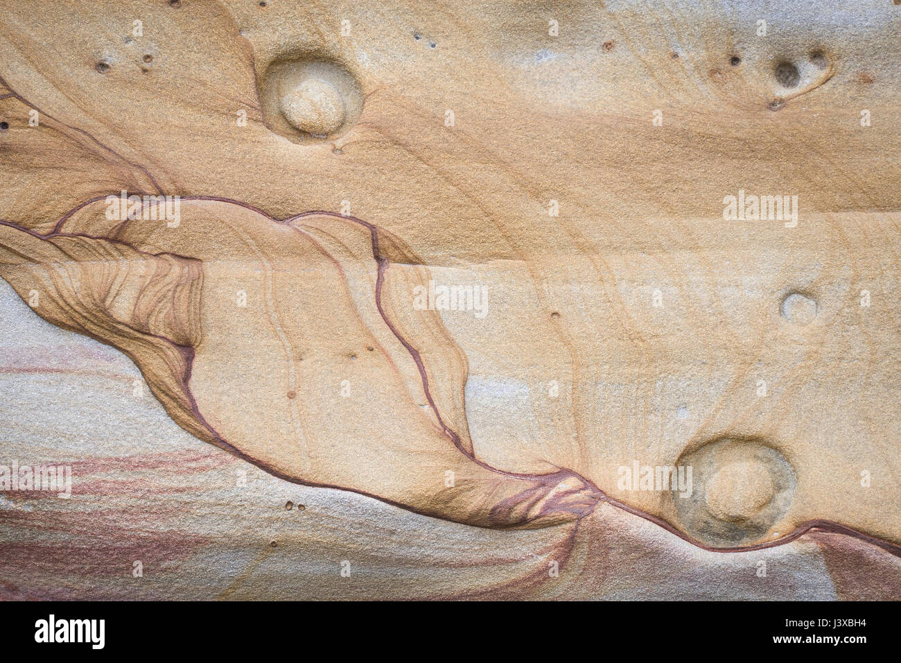 Une forme abstraite dans une falaise de grès qui ressemble à un personnage assis. Banque D'Images