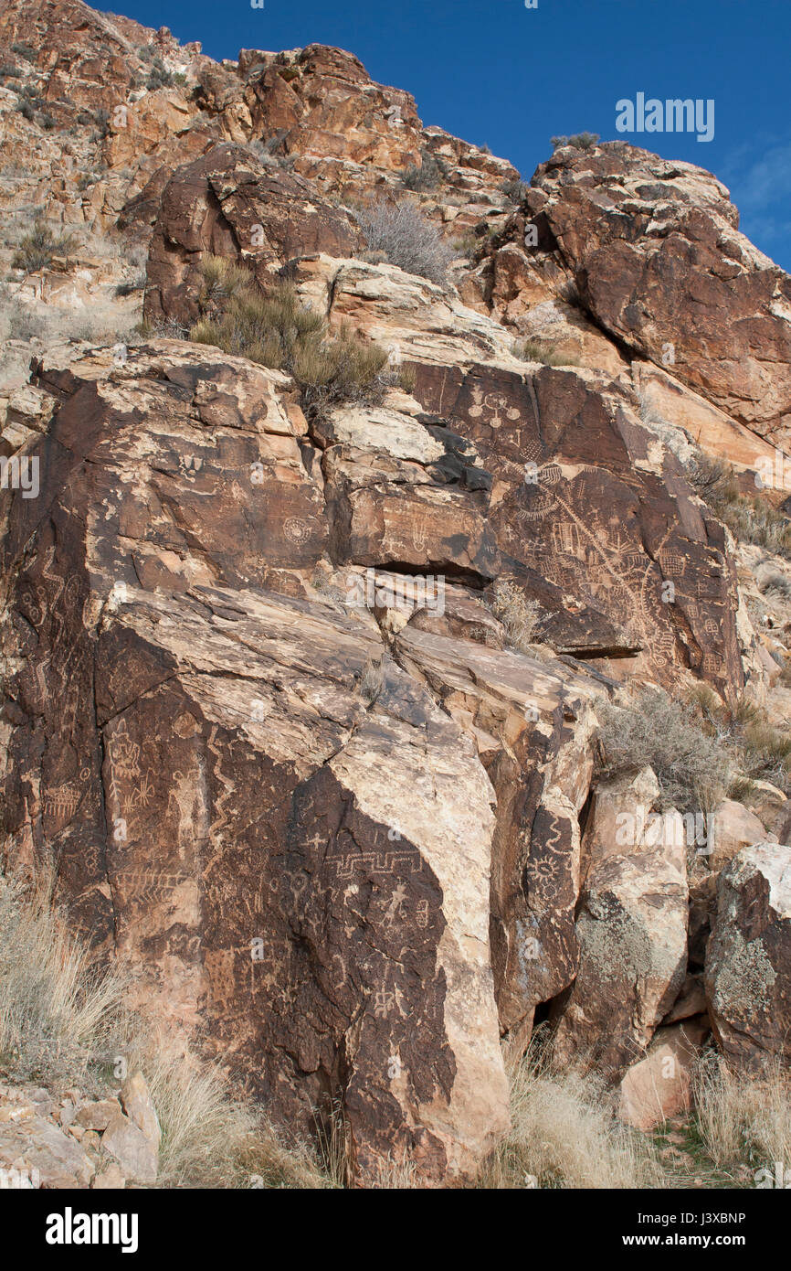 Des pétroglyphes (y compris quelques figures anthropomorphes avec des cornes) à Parowan Gap, Utah. Banque D'Images