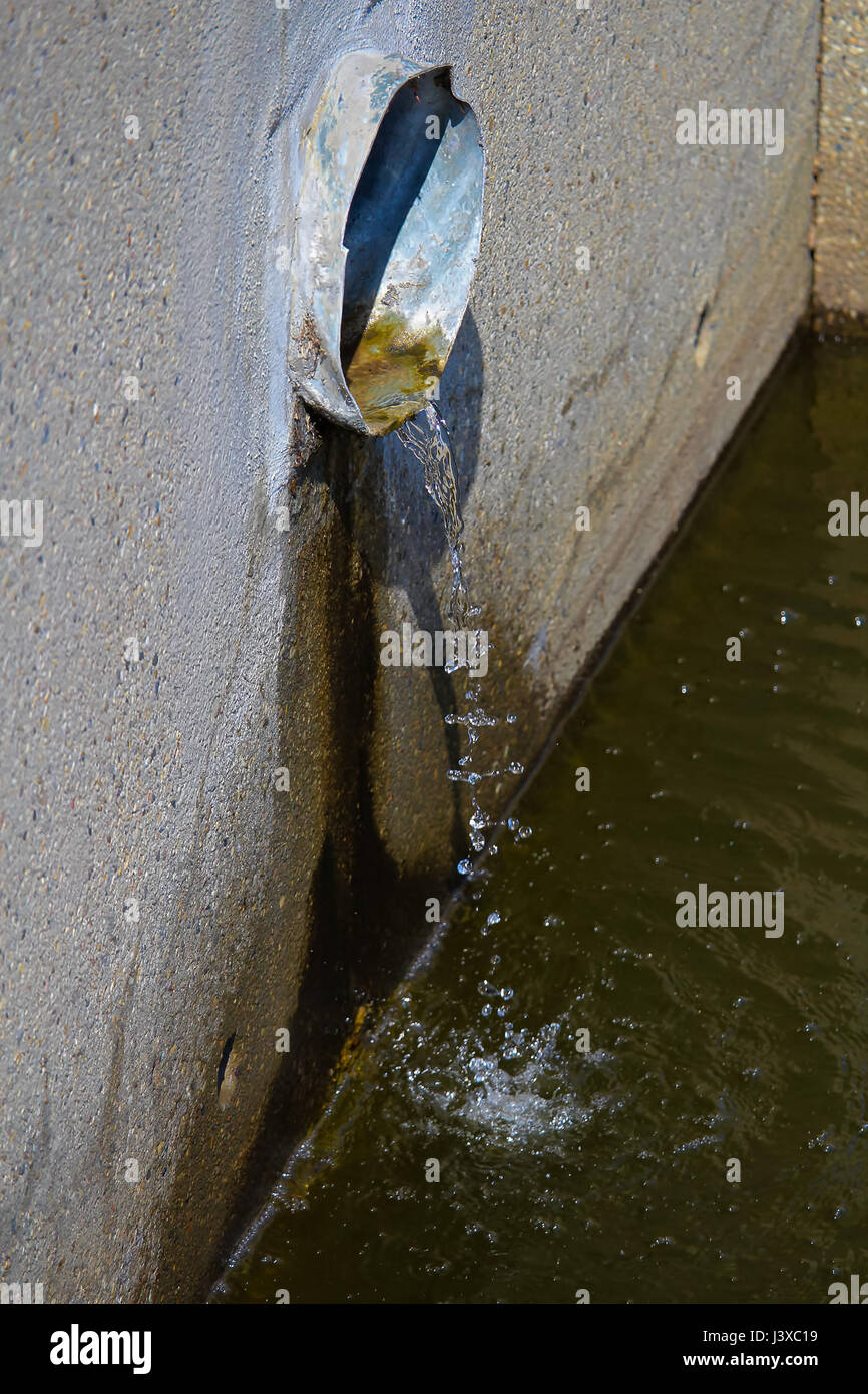 Vue latérale d'un storm drain. Banque D'Images