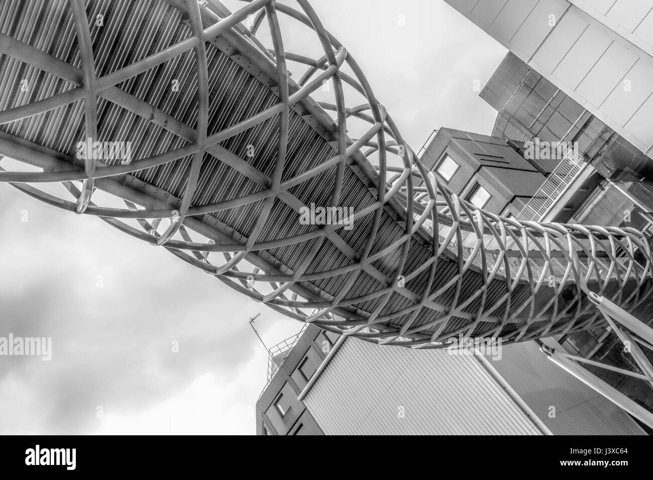 Low angle view of a modern passerelle aérienne menant à la centre commercial de St James à Édimbourg, Écosse Banque D'Images