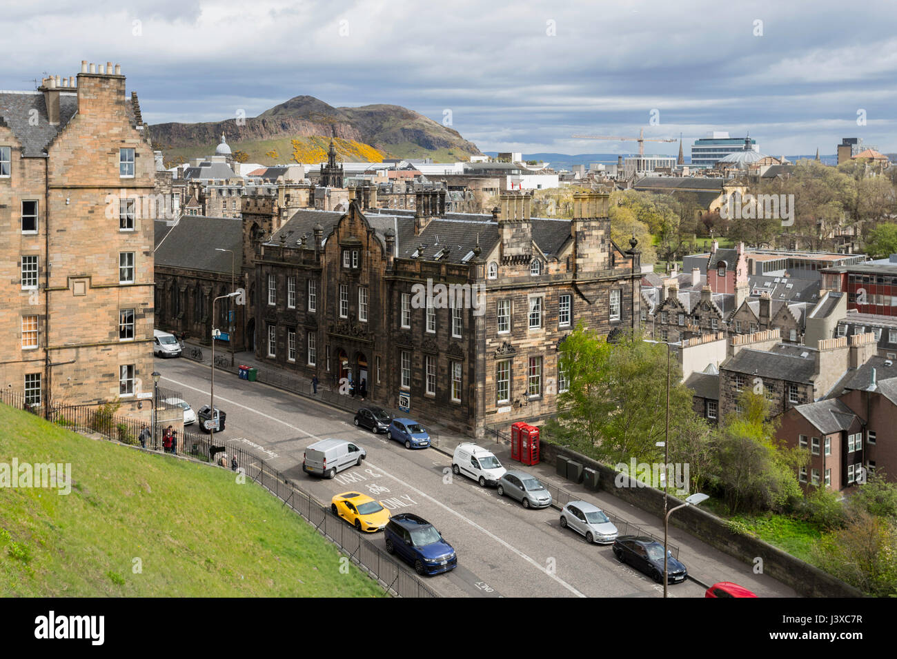 Vue de Castlehill sur la vieille ville d'Édimbourg, Site du patrimoine mondial de l'UNESCO et sur Salisbury Crags avec Arthur's Seat au-delà, en Écosse, au Royaume-Uni. Banque D'Images