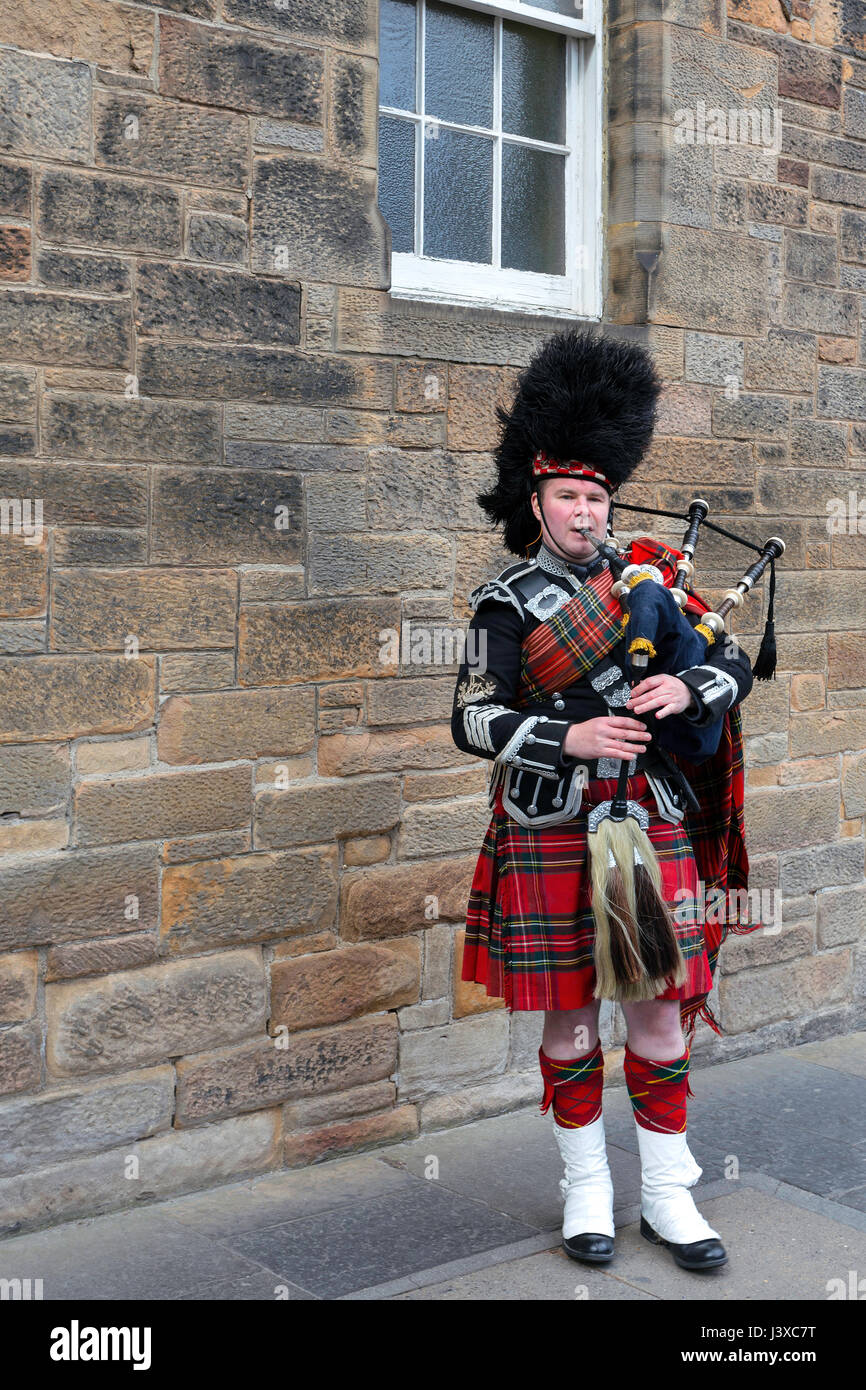 Joueur de cornemuse vêtu d'un kilt en tartan écossais traditionnel, un chapeau, veste noire et sporran dans la vieille ville d'Édimbourg, Écosse, Royaume-Uni. Banque D'Images