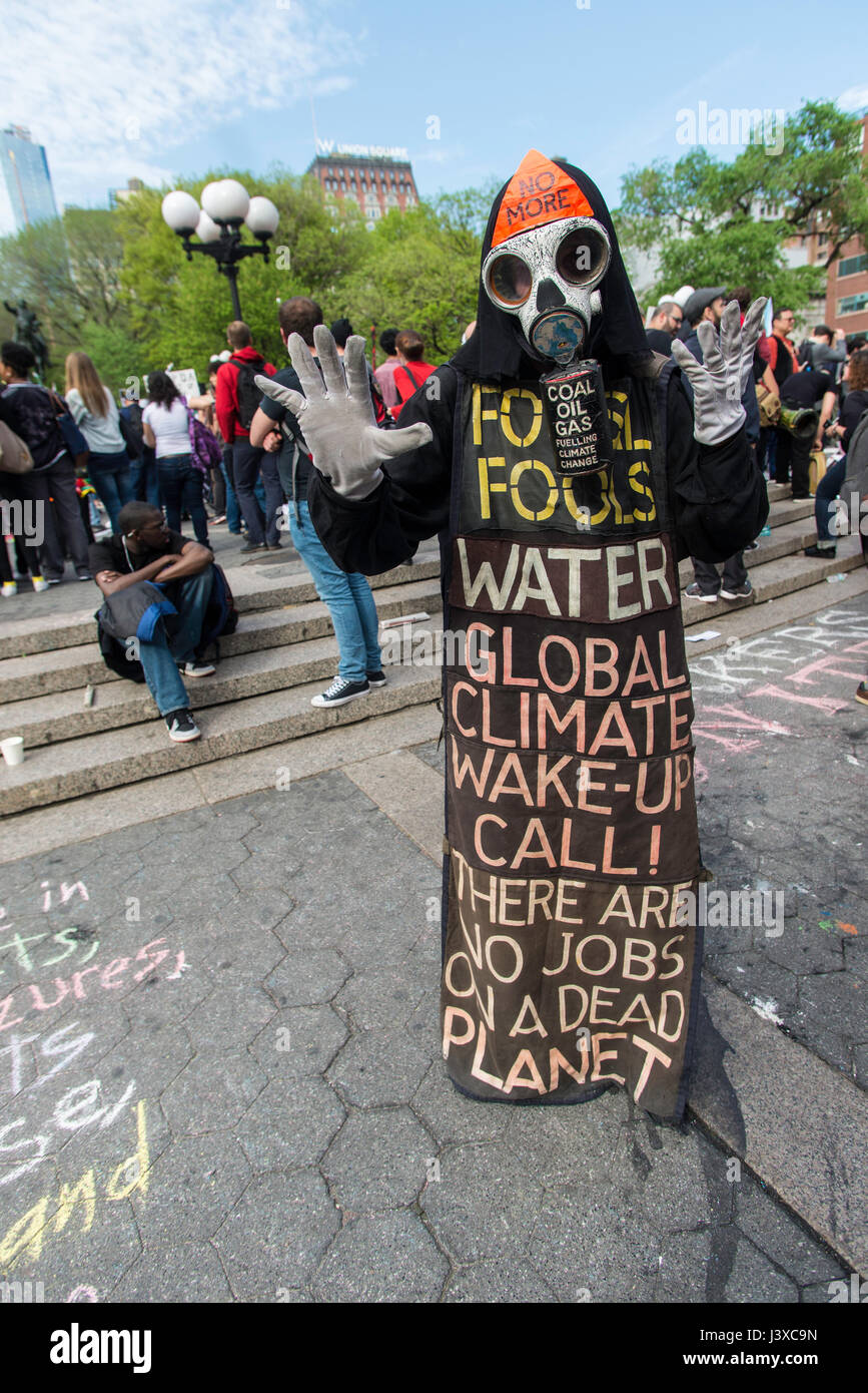 New York, NY 1 mai 2017 - Environnement manifestant vêtu comme la grande faucheuse dans un premier mai Journée internationale des travailleurs de l'IFOR à Union Square Park. ©Stacy Walsh Rosenstock/Alamy Banque D'Images