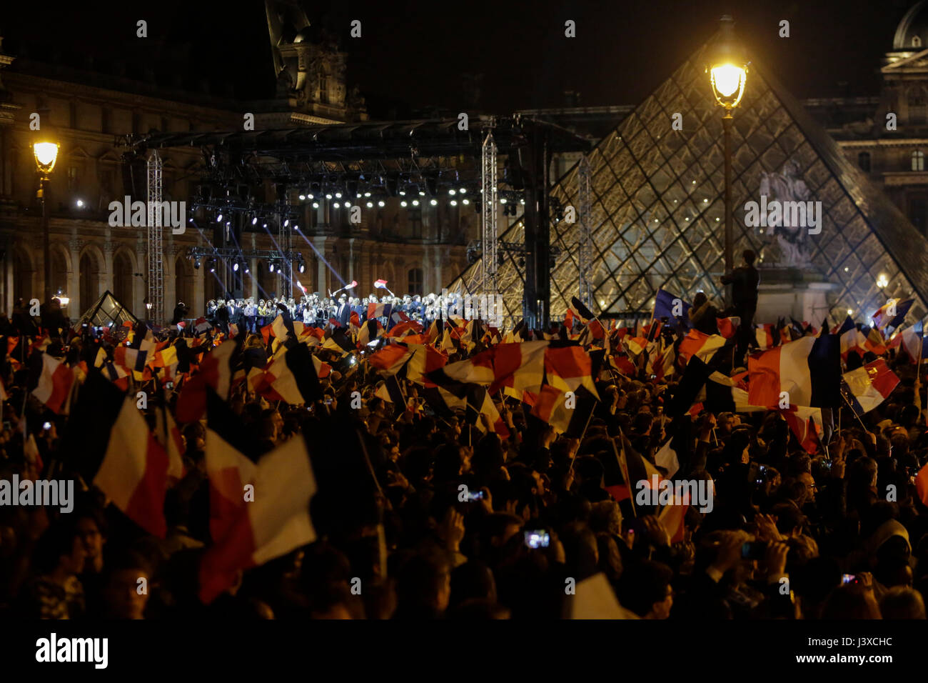 Paris, France. 07Th Mai, 2017. Emmanuel Macron est sur la scène avec sa femme Brigitte, membres de sa famille et de son équipe de campagne. Emmanuel Macron, le vainqueur de l'élection présidentielle française de 2017 le mouvement politique En marche !, s'adresse à ses partisans à la place devant le musée du Louvre, après qu'il est devenu clair qu'il a remporté le deuxième tour de l'élection contre Marine Le Pen du Front National. Crédit : Michael Debets/Pacific Press/Alamy Live News Banque D'Images