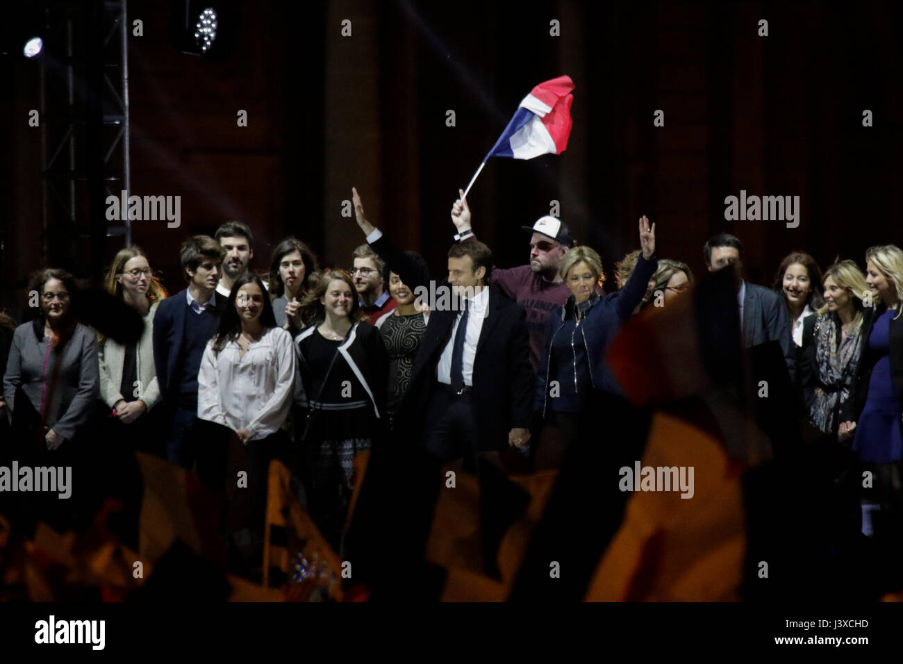 Paris, France. 07Th Mai, 2017. Emmanuel Macron est sur la scène avec sa femme Brigitte, membres de sa famille et de son équipe de campagne. Emmanuel Macron, le vainqueur de l'élection présidentielle française de 2017 le mouvement politique En marche !, s'adresse à ses partisans à la place devant le musée du Louvre, après qu'il est devenu clair qu'il a remporté le deuxième tour de l'élection contre Marine Le Pen du Front National. Crédit : Michael Debets/Pacific Press/Alamy Live News Banque D'Images