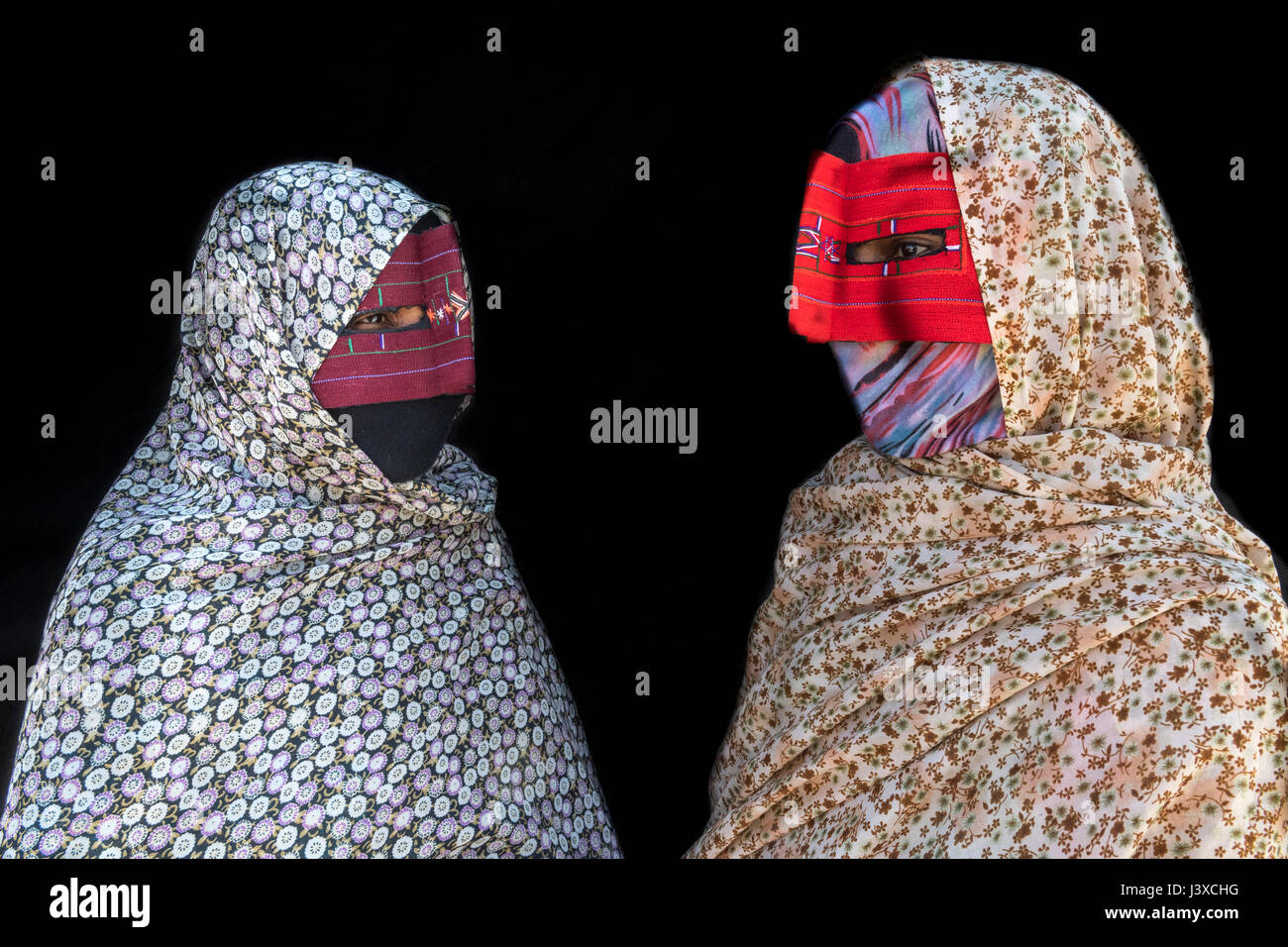 Les femmes portant la burqa à Minab marché hebdomadaire, en Hormozgan, Iran - colons portugais introduit burqa pour protéger les femmes contre le vent et le sable visages Banque D'Images